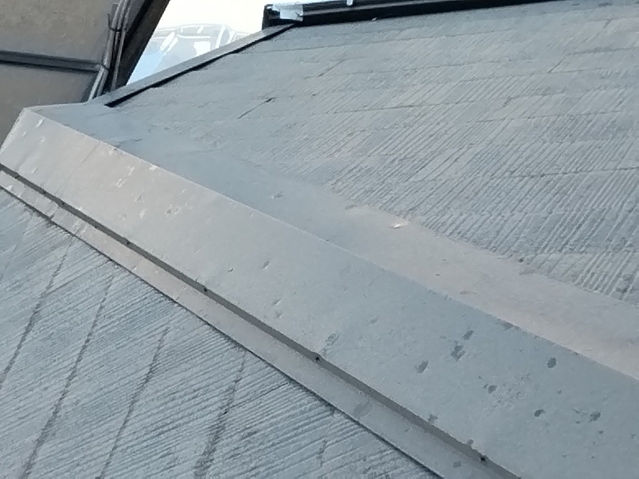 明石市雹被害で大屋根　隅棟板金へこみ